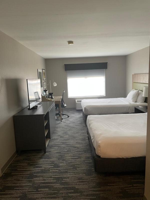 Queen Room with Two Queen Beds image 3
