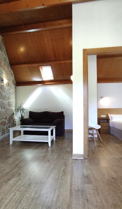 Deluxe Double Room with Bath image 4