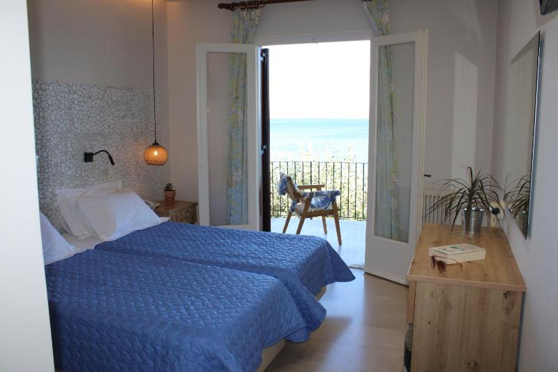 Twin Room with Sea View image 4