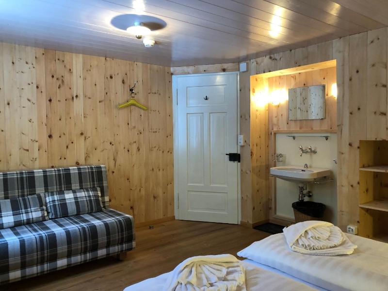 Triple Room with Shared Bathroom image 4