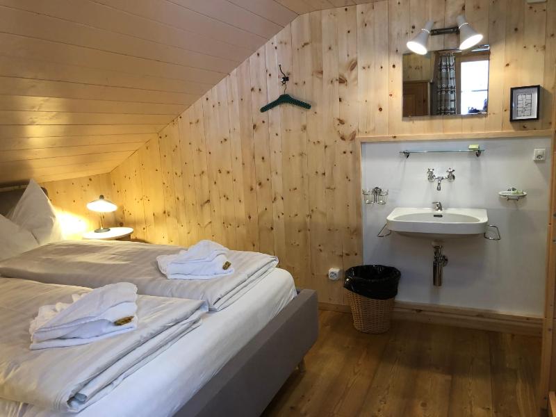 Economy Quadruple Room with Shared Bathroom image 2