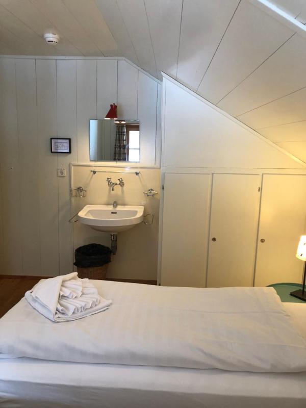 Twin Room with Shared Bathroom image 2