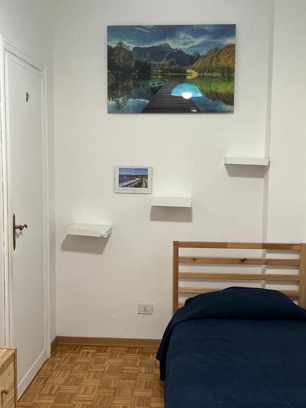 Single Room with Shared Bathroom image 4