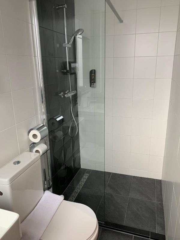 Standard Twin Room image 4
