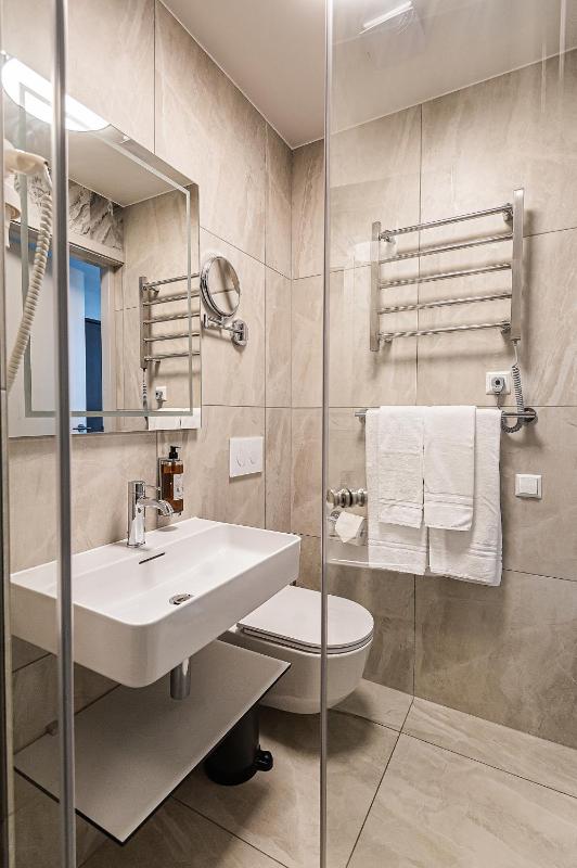 Double or Twin Room image 3