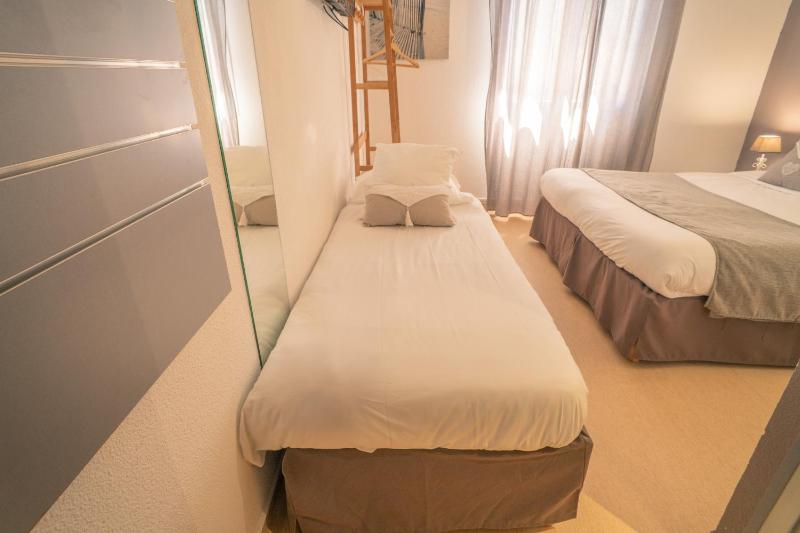 Superior Triple Room image 4
