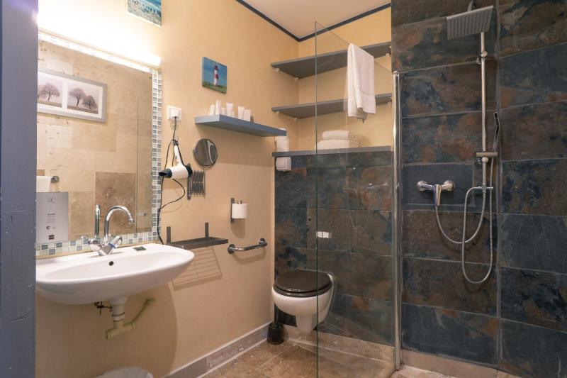 Standard Twin Room image 2