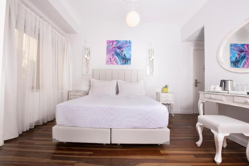 Deluxe Double Room with Extra Bed image 1