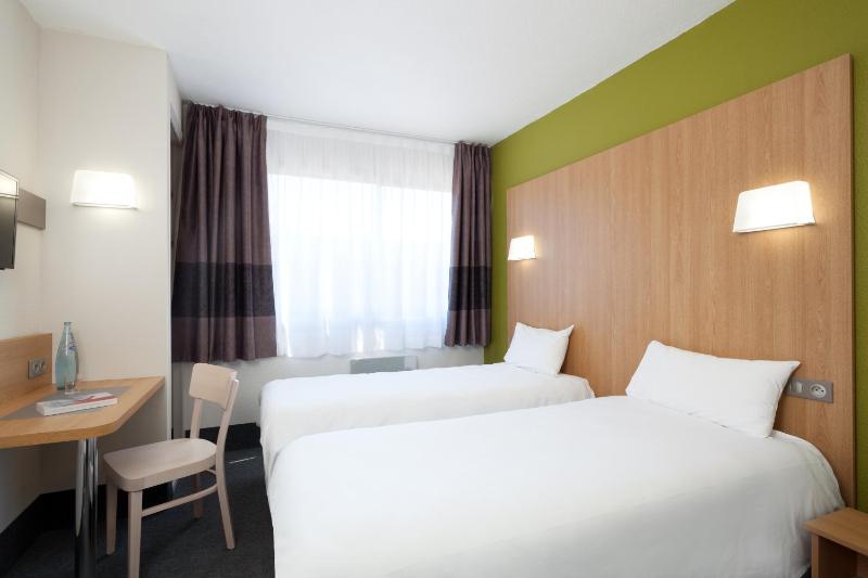 Twin Room image 3