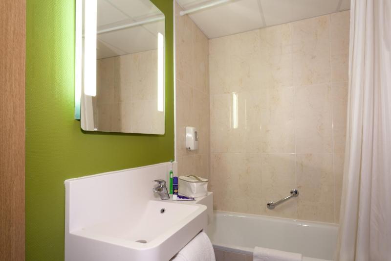 Twin Room image 4