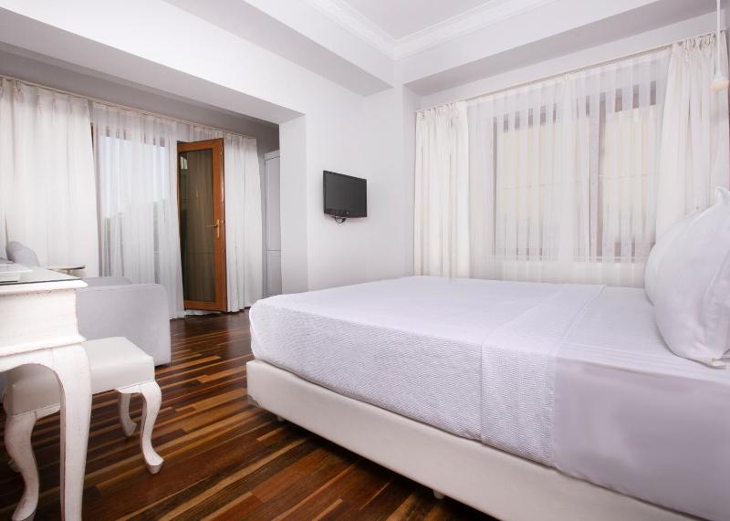 Deluxe Double Room with Extra Bed image 3