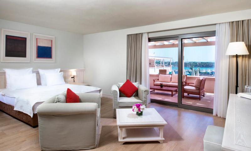 Deluxe Double or Twin Room with Balcony and Sea View image 2