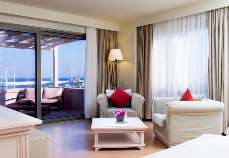 Deluxe Double or Twin Room with Balcony and Sea View image 4