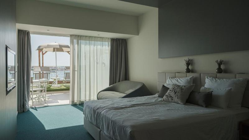 Triple Room with Terrace Sea View image 1