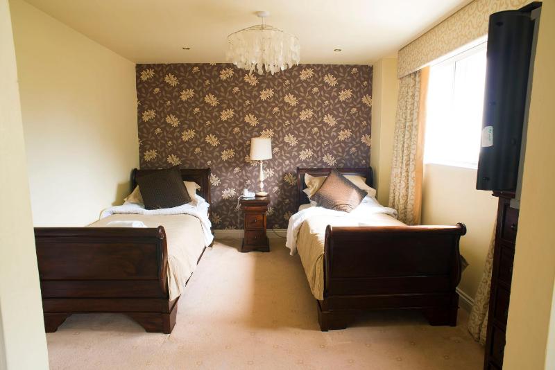 Twin Room image 3