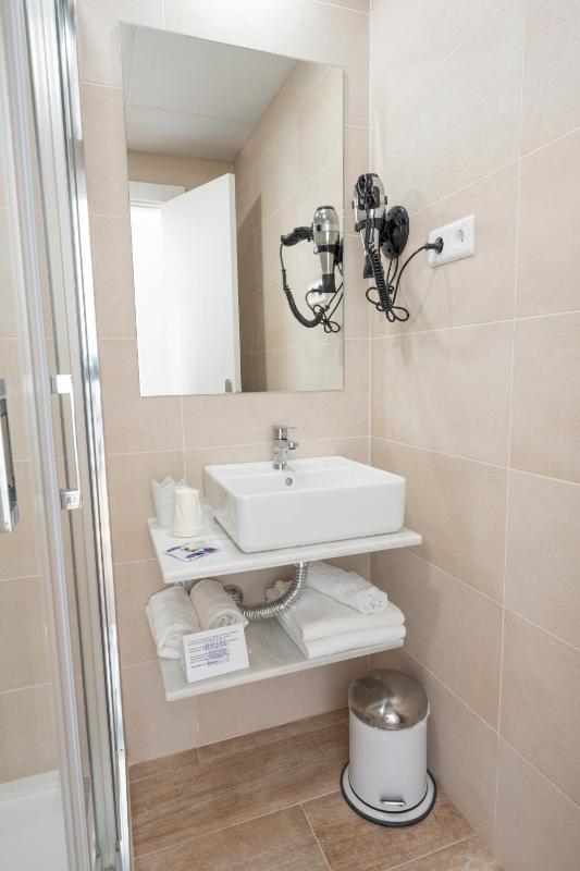 Deluxe Family Room image 3