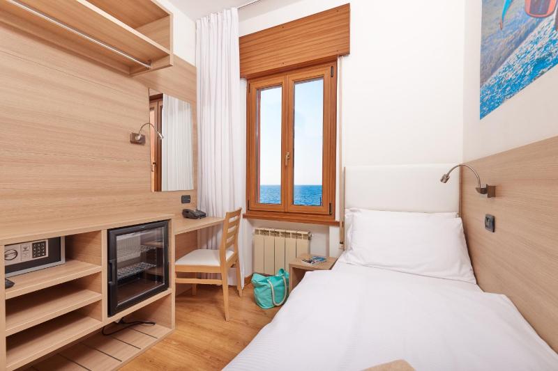 Single Room image 3
