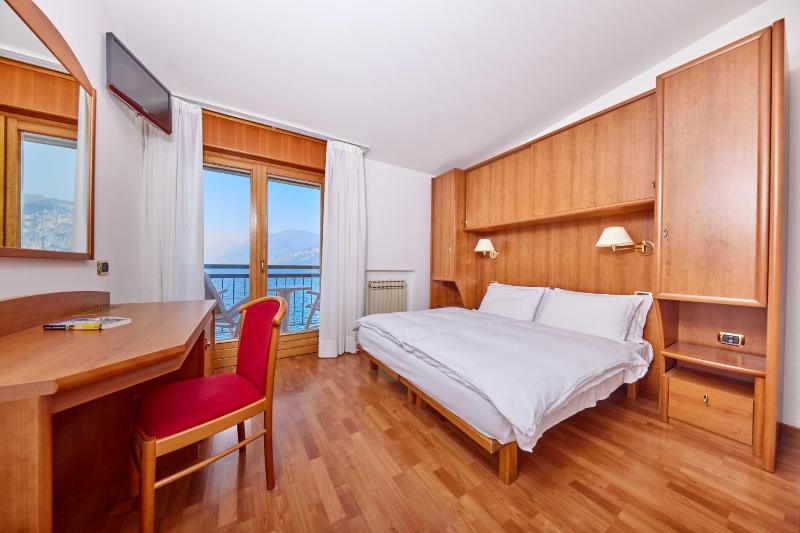 Double Room with Balcony and Lake View image 4