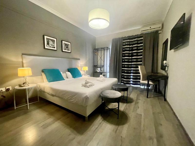 Double or Twin Room with Balcony and Sea View image 3