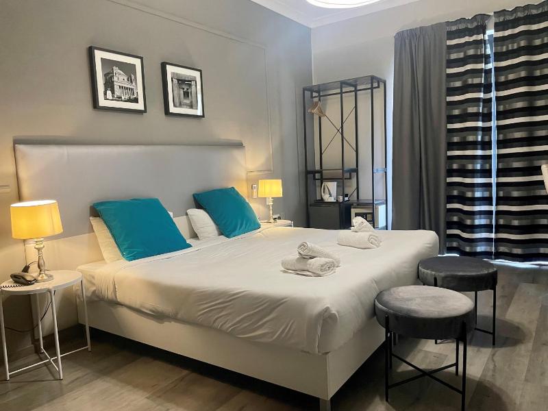 Double or Twin Room with Balcony and Sea View image 2