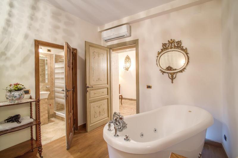 Junior Suite with Spa Bath image 4