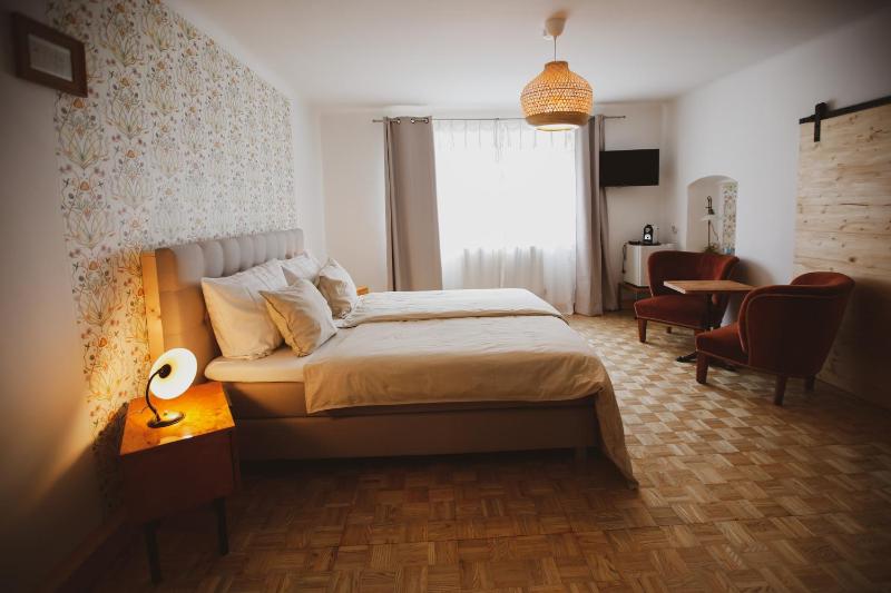 Large Double Room image 2