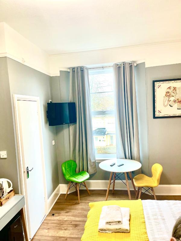 Family Room image 3