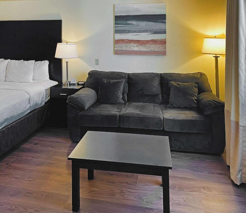 King Room with Sofa Bed - Non-Smoking image 3
