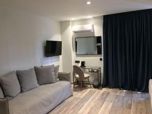 Deluxe Room with City View image 3
