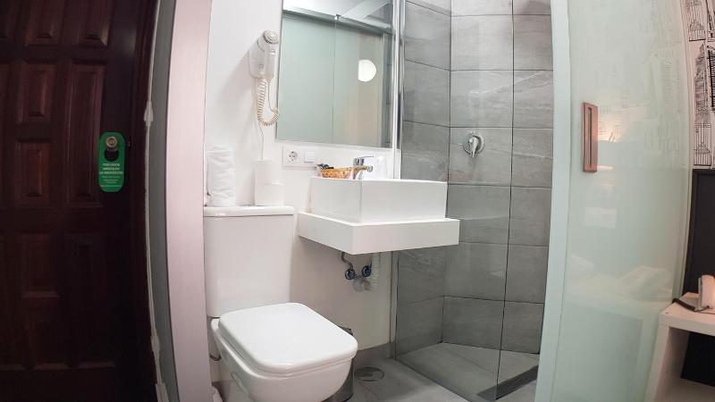 Single Room image 3