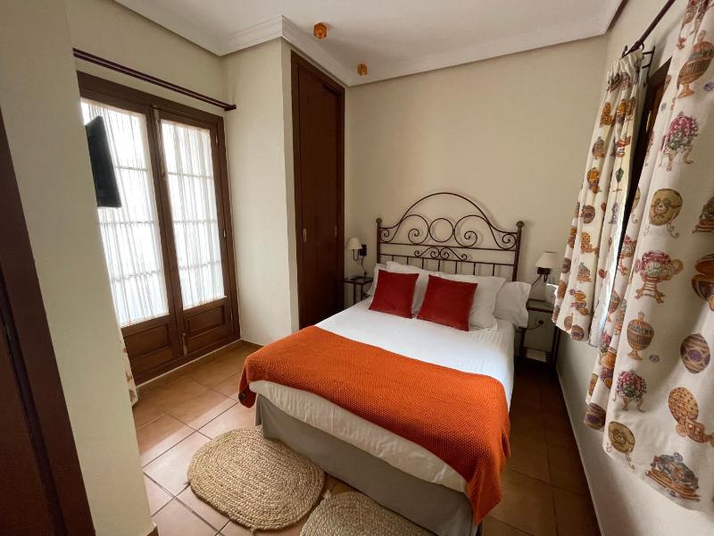 Small Double Room image 2