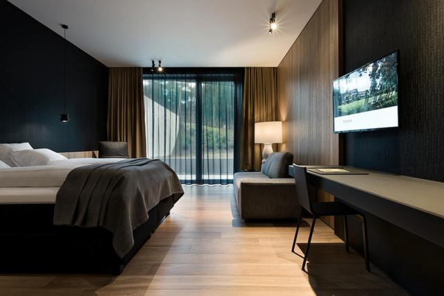 Double Room with Park View image 3