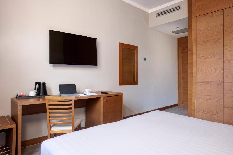 Deluxe Double or Twin Room image 3