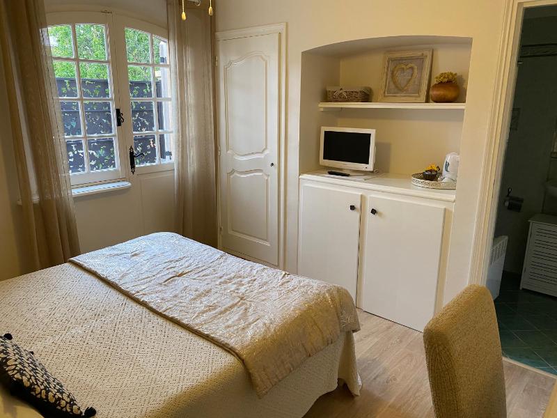 Chambres d'Hotes Les Amandiers - image 17