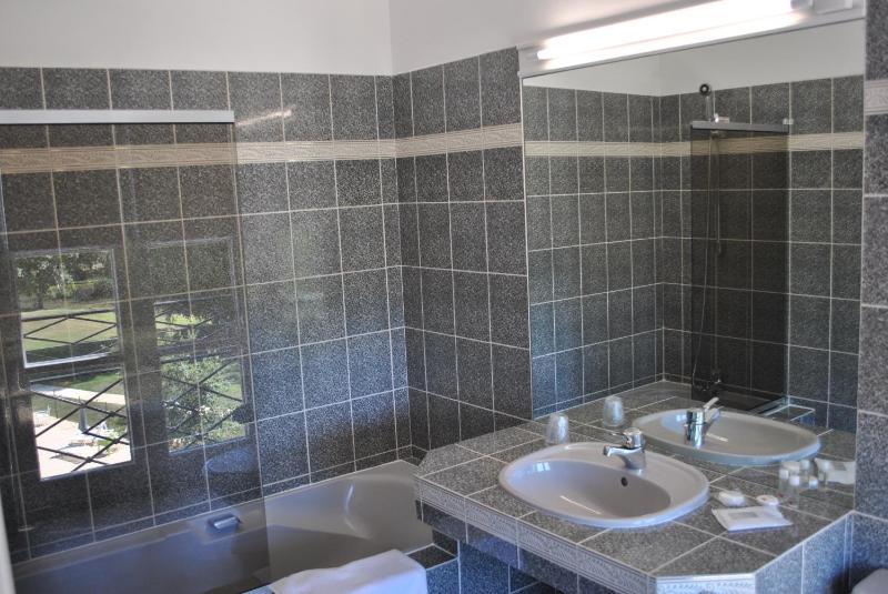 Deluxe Double Room with Garden View image 4