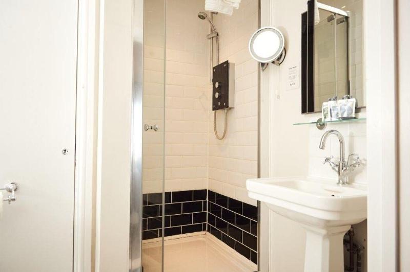 Deluxe Double Room with Shower image 2