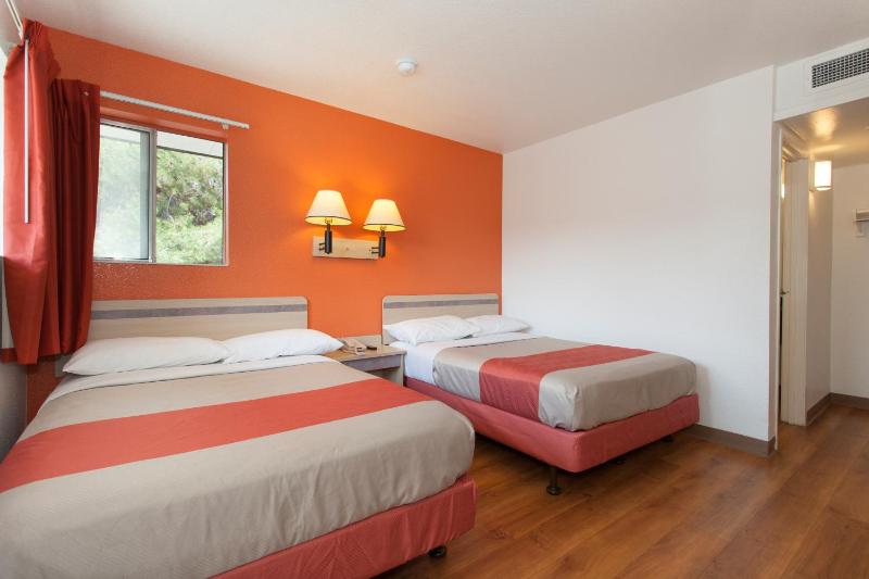 Deluxe Quadruple Room image 3