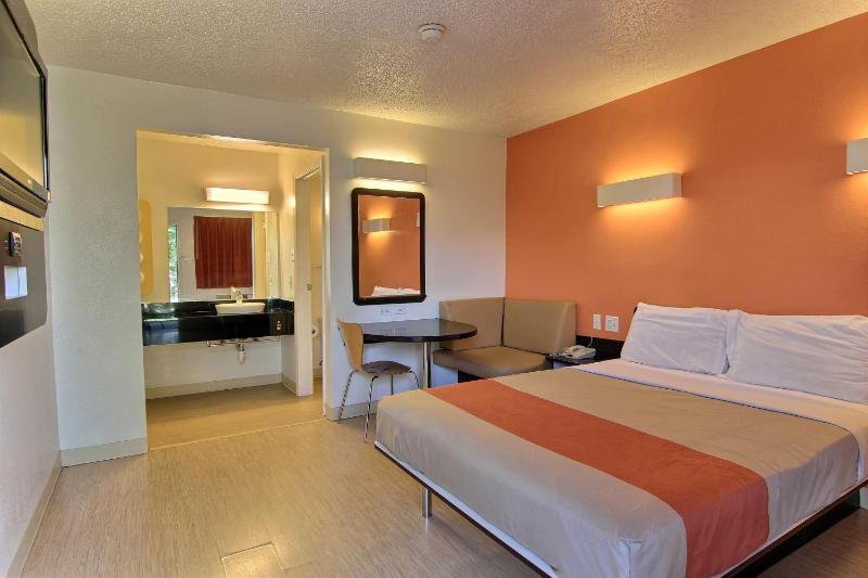 Queen Room image 1