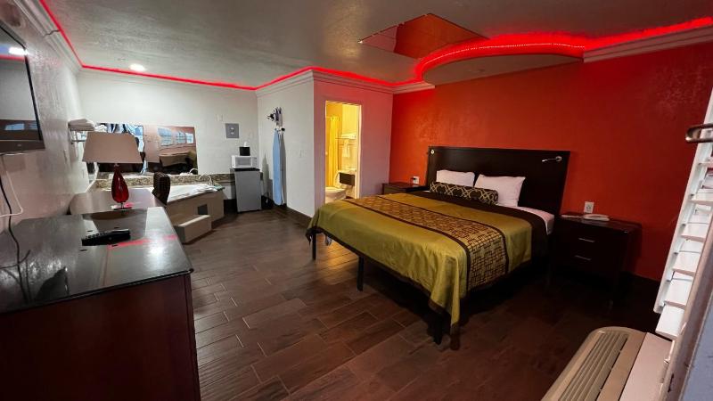 Suite with Hot Tub image 1