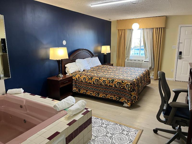 King Room with Spa Bath image 1