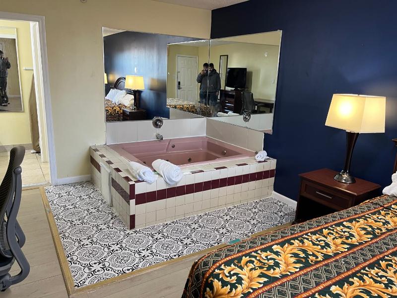 King Room with Spa Bath image 3