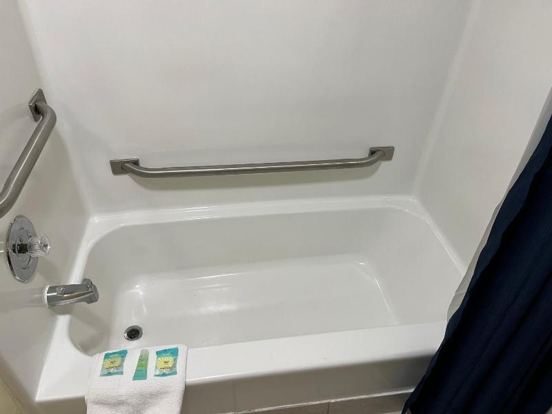 King Room with Spa Bath image 2