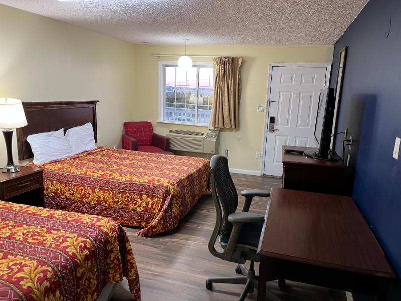 Superior Queen Room with Two Queen Beds image 3