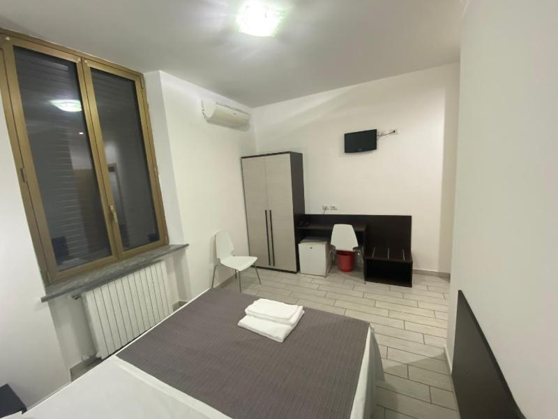 Double or Twin Room image 4