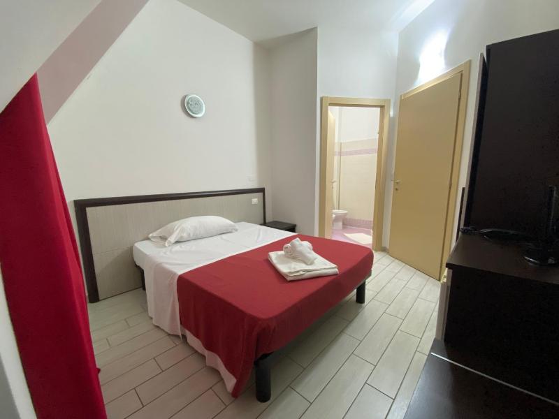 Economy Double Room image 3