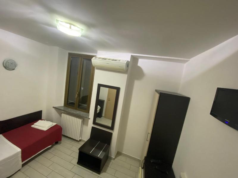 Single Room image 3