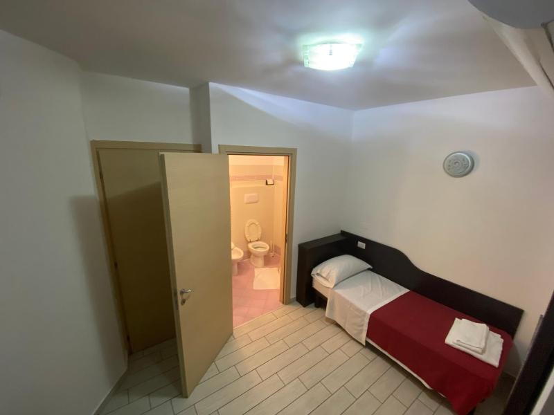 Single Room image 4