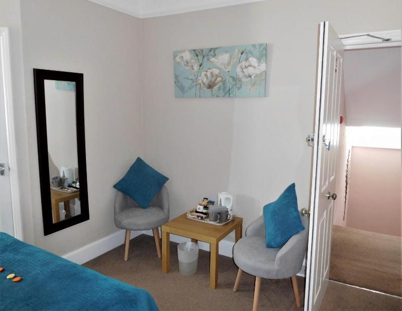 Large Double Room image 3