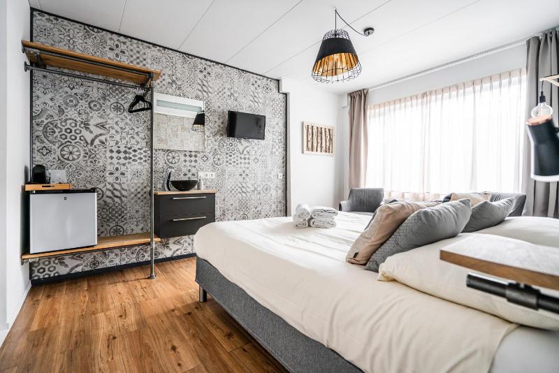 Standard Double Room image 3
