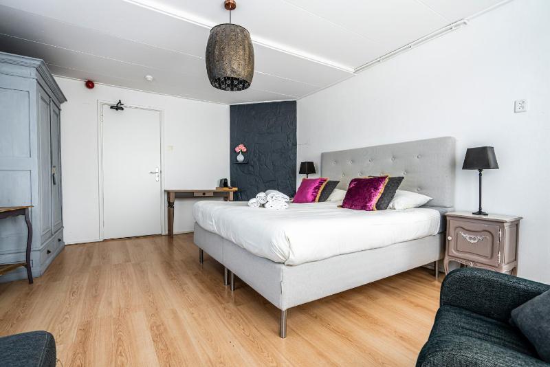 Double Room image 4